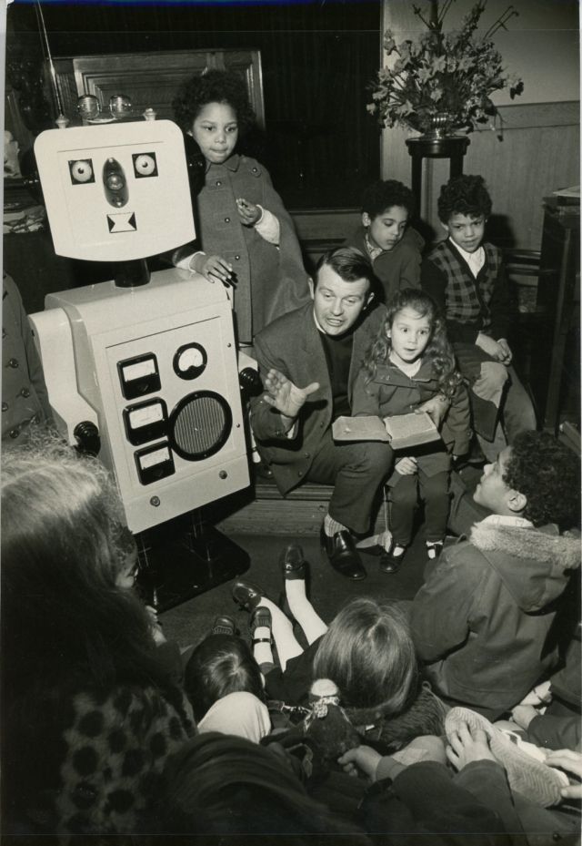 robbie-robot-school-press-1-x640