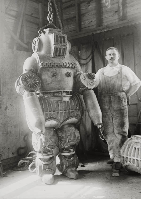 1914-macduffee-deep-sea-diving-suit-5 - cyberneticzoo.com