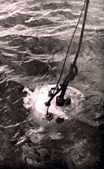 Testing of a P-7 Neufeldt and Kuhnk metal diving suit, in France