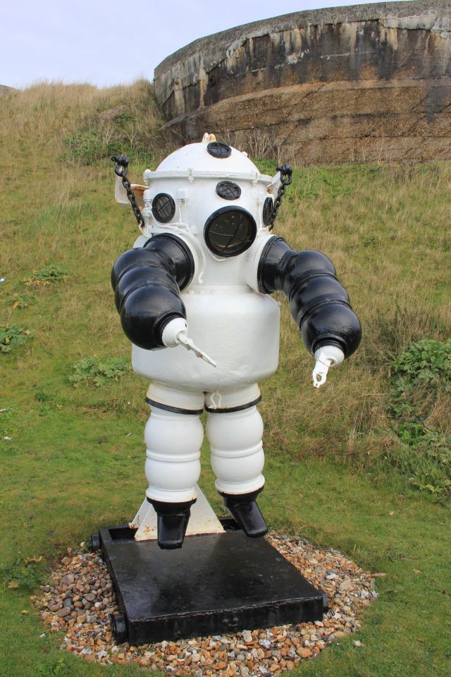 21-diving-suit1-x640
