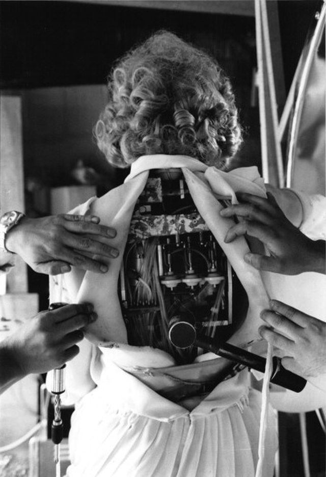 466705139-marilyn-monroe-automaton-being-examined-gettyi_002-x640